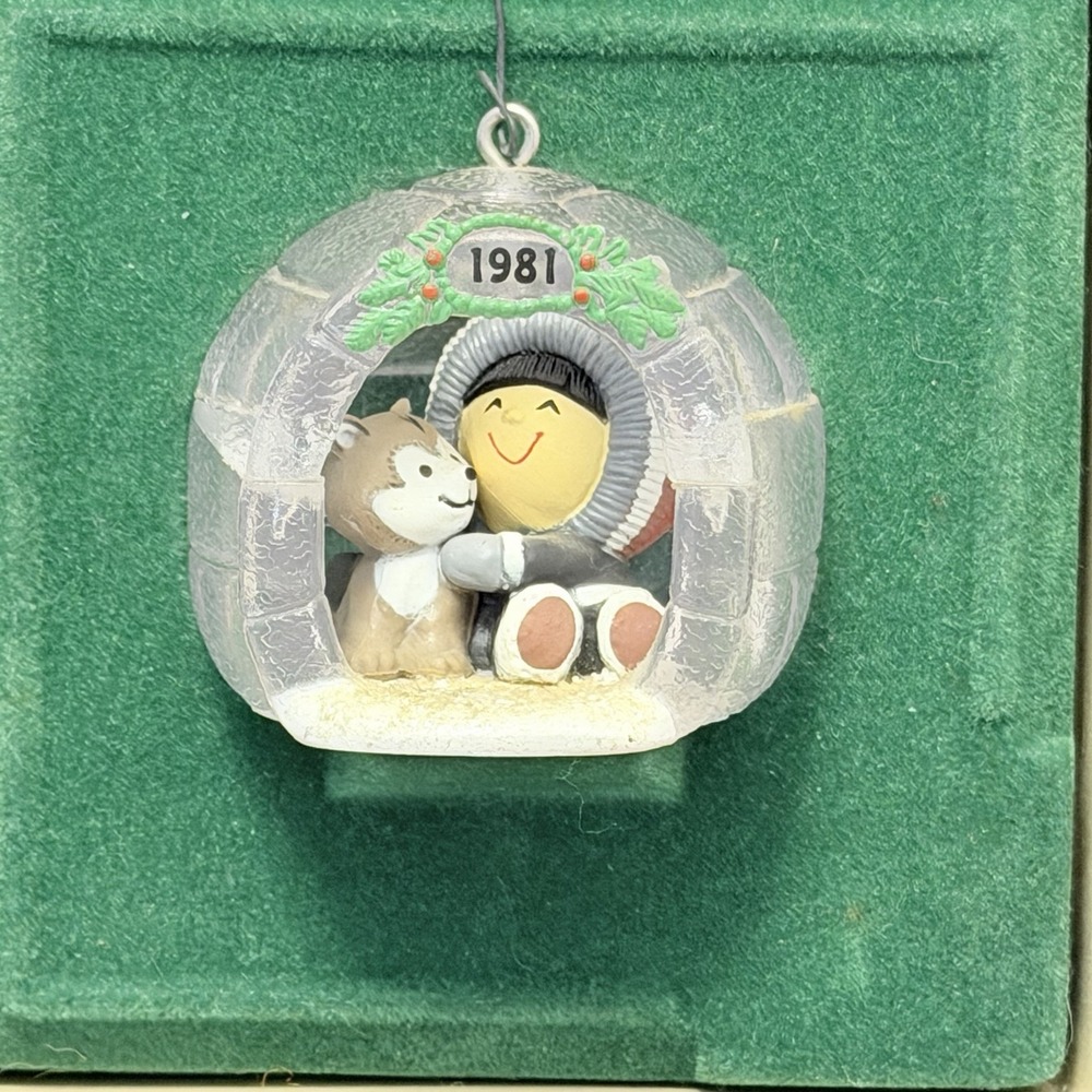 VTG Hallmark Frosty Friends 1981 Eskimo Husky Igloo 2nd in Series Box Ornament
